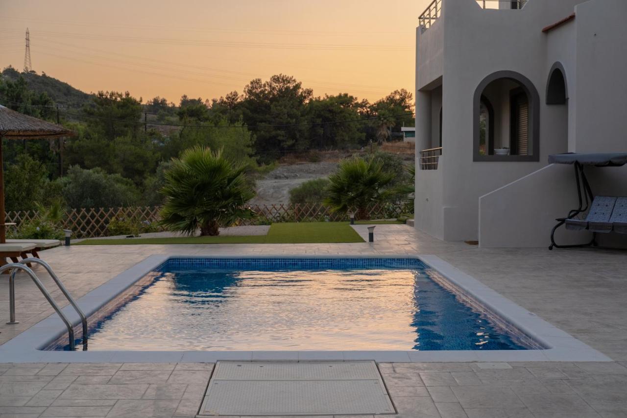 Sun's Reach Villa Tsairi